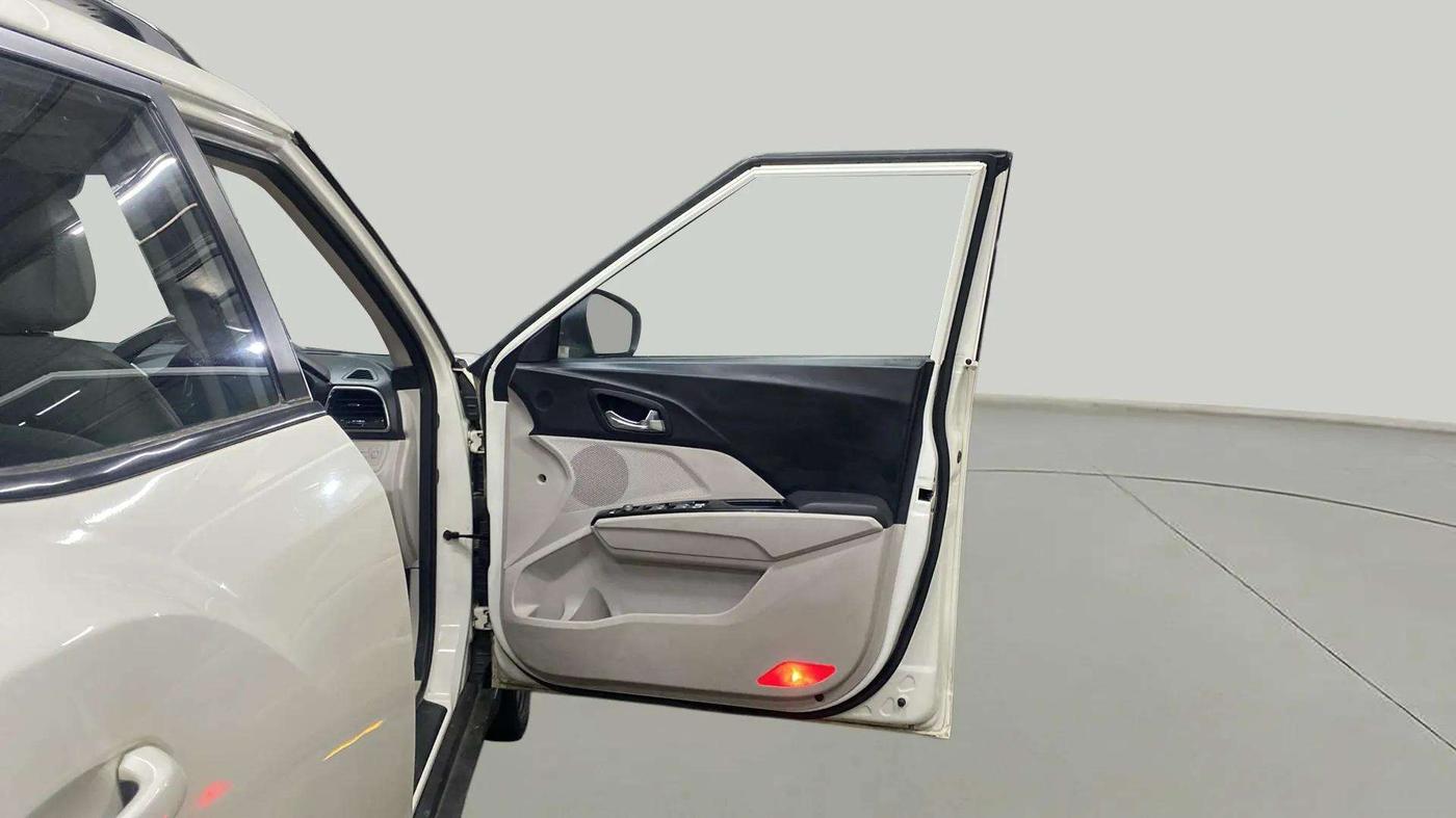 2020 Mahindra XUV300 W8 (O) 1.2 PETROL, Petrol, Manual, 48,103 km, RHS Front Door