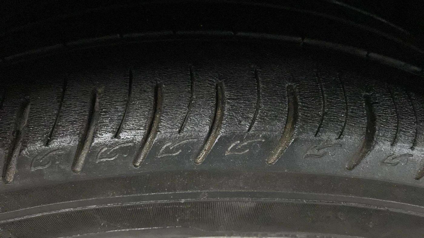 2020 Mahindra XUV300 W8 (O) 1.2 PETROL, Petrol, Manual, 48,103 km, Right Front Tyre Tread