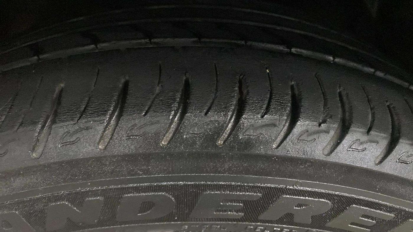 2020 Mahindra XUV300 W8 (O) 1.2 PETROL, Petrol, Manual, 48,103 km, Left Front Tyre Tread