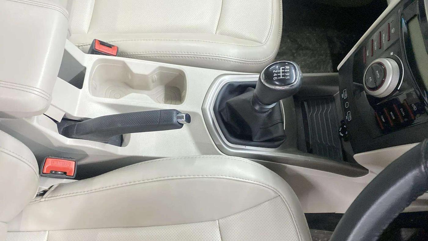 2020 Mahindra XUV300 W8 (O) 1.2 PETROL, Petrol, Manual, 48,103 km, Gear Lever