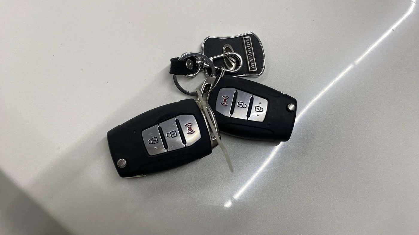 2020 Mahindra XUV300 W8 (O) 1.2 PETROL, Petrol, Manual, 48,103 km, Key Close Up