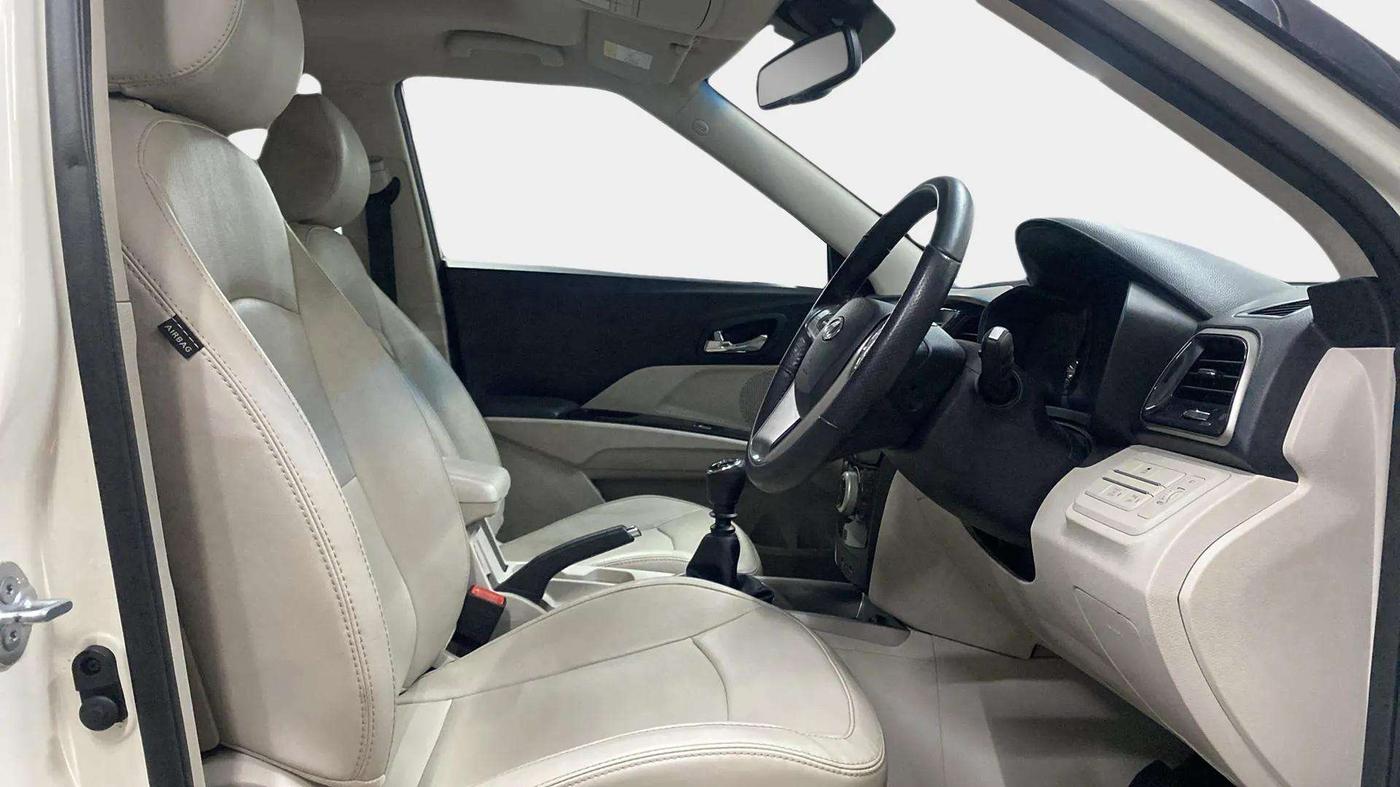 2020 Mahindra XUV300 W8 (O) 1.2 PETROL, Petrol, Manual, 48,103 km, Right Side Front Door Cabin