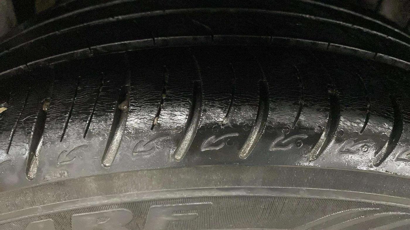 2020 Mahindra XUV300 W8 (O) 1.2 PETROL, Petrol, Manual, 48,103 km, Left Rear Tyre Tread