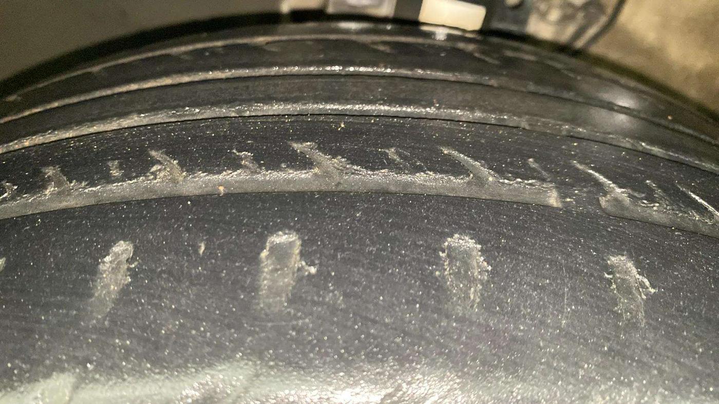 2017 Volkswagen Vento HIGHLINE PETROL AT, Petrol, Automatic, 40,115 km, Left Front Tyre Tread