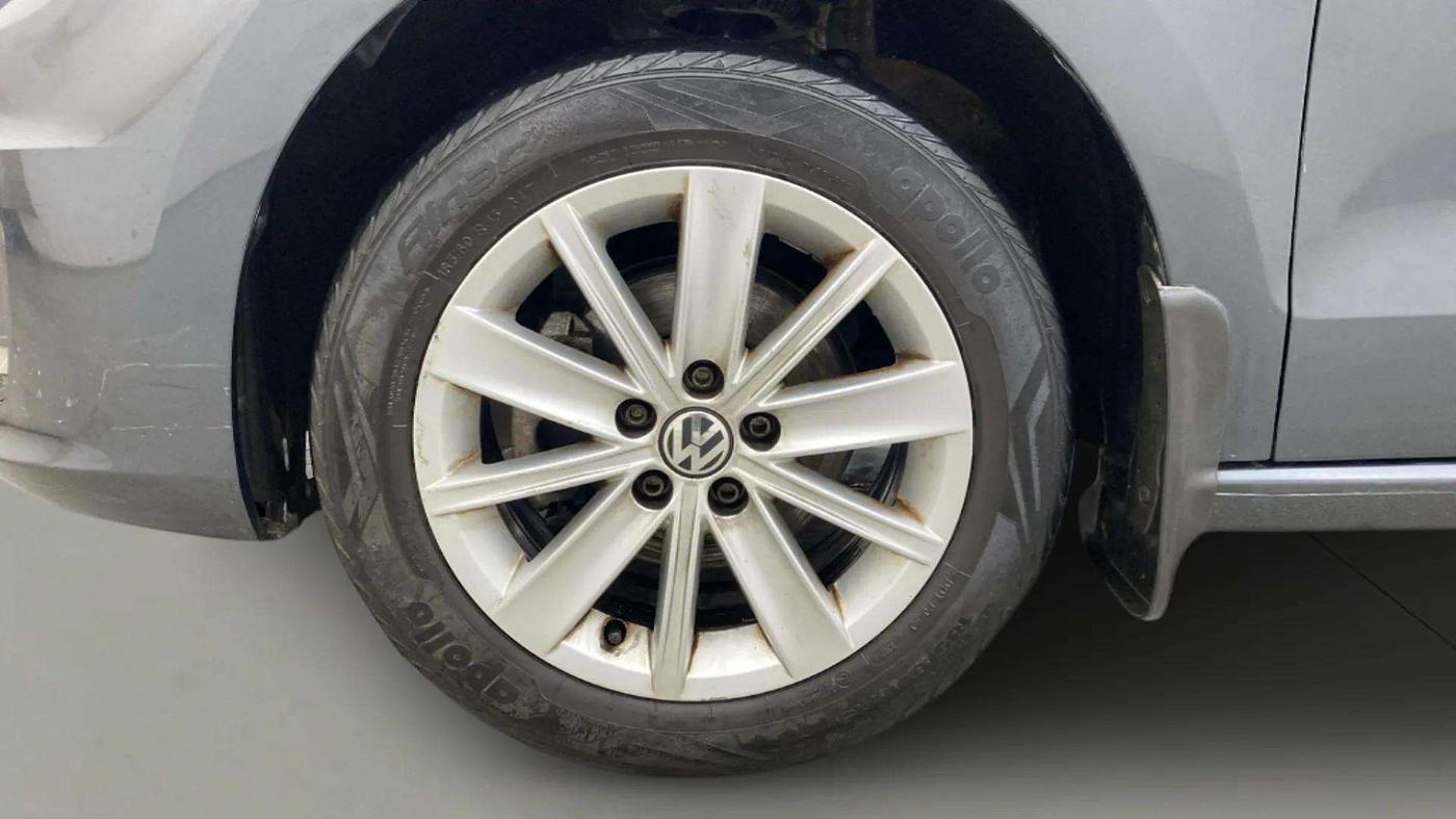 2017 Volkswagen Vento HIGHLINE PETROL AT, Petrol, Automatic, 40,115 km, Left Front Wheel