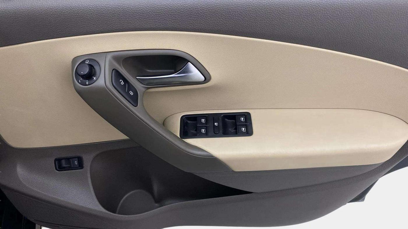 2017 Volkswagen Vento HIGHLINE PETROL AT, Petrol, Automatic, 40,115 km, Driver Side Door Panels Control