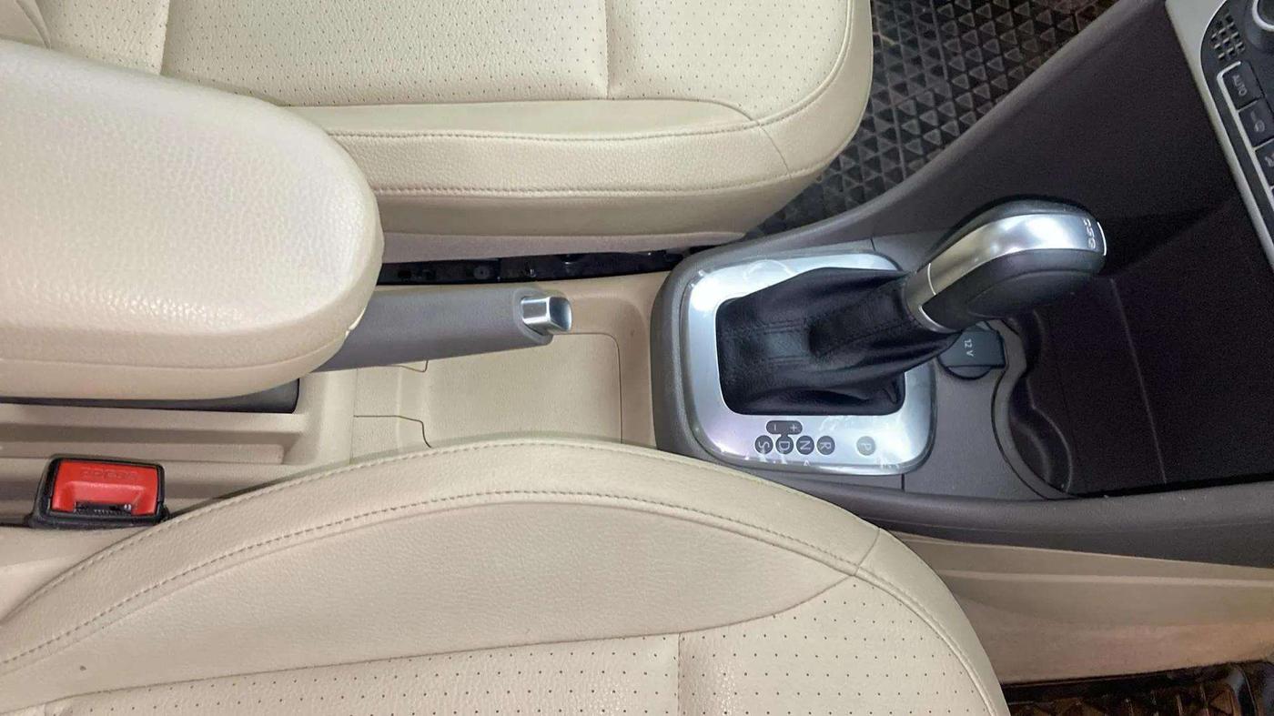 2017 Volkswagen Vento HIGHLINE PETROL AT, Petrol, Automatic, 40,115 km, Gear Lever