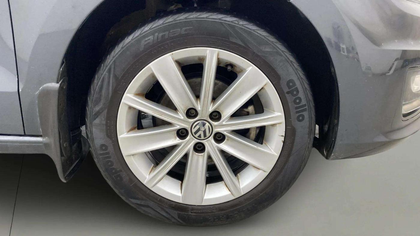 2017 Volkswagen Vento HIGHLINE PETROL AT, Petrol, Automatic, 40,115 km, Right Front Wheel