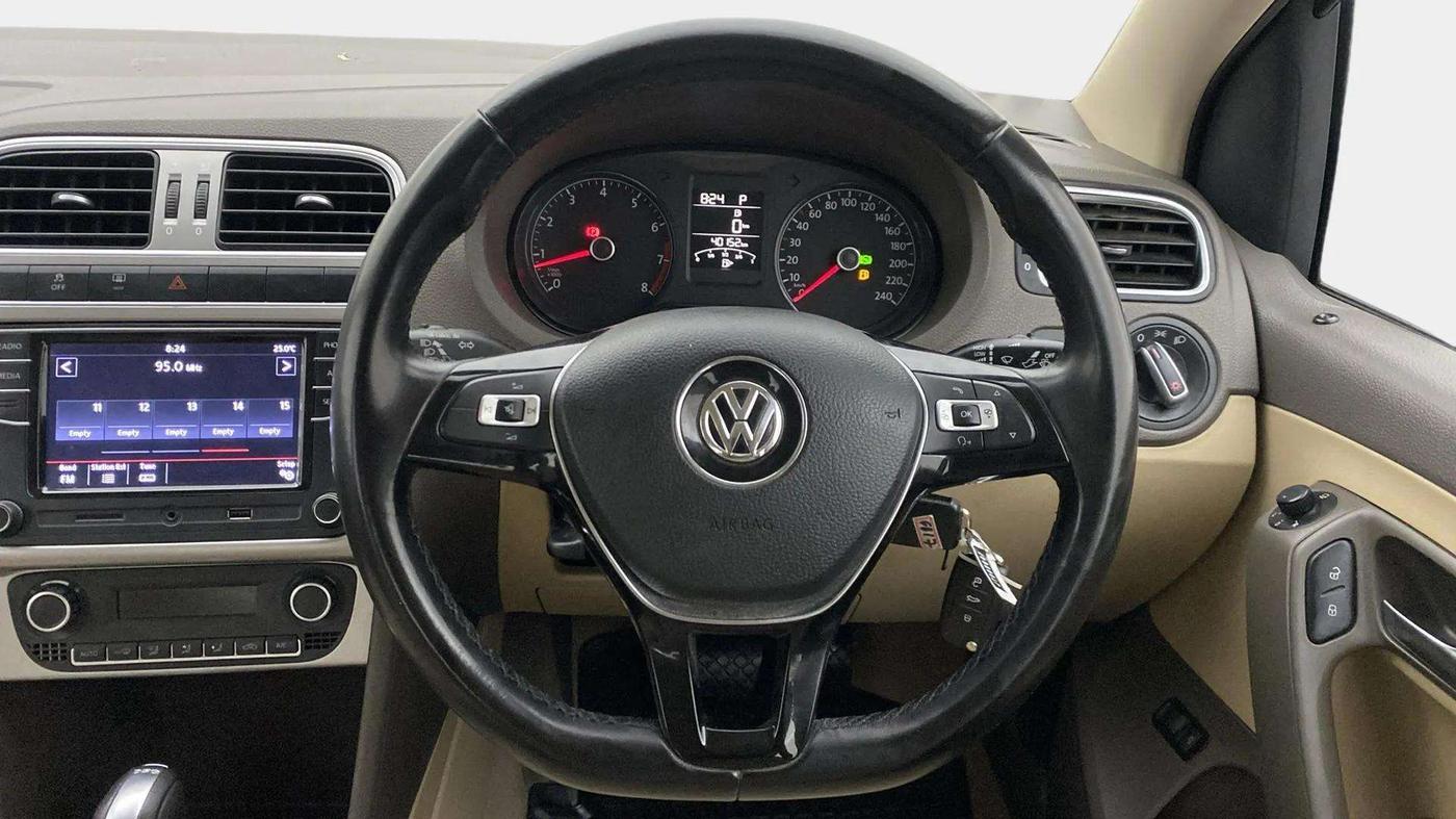 2017 Volkswagen Vento HIGHLINE PETROL AT, Petrol, Automatic, 40,115 km, Steering Wheel Close Up