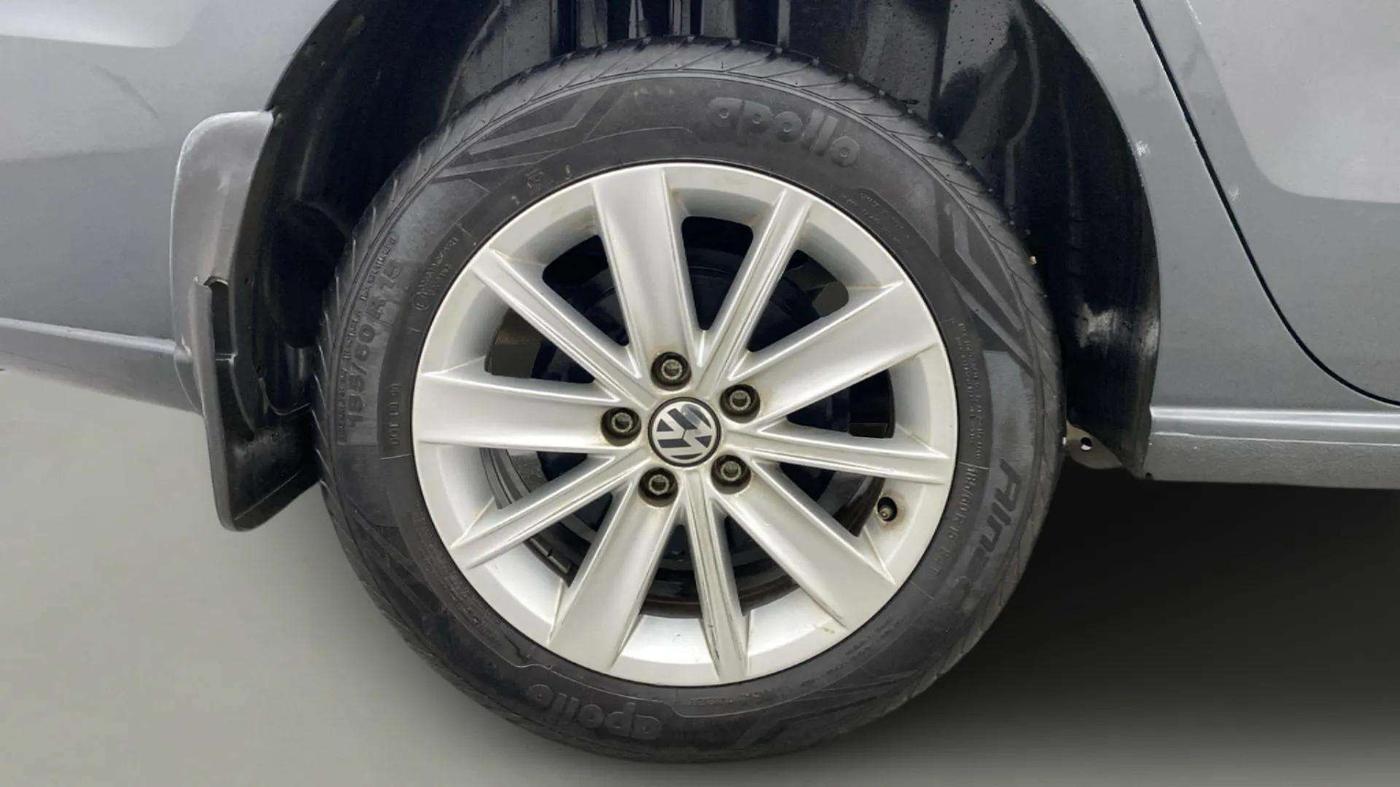 2017 Volkswagen Vento HIGHLINE PETROL AT, Petrol, Automatic, 40,115 km, Right Rear Wheel