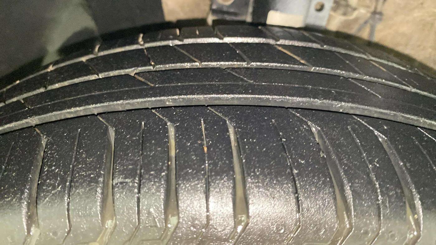 2014 Volkswagen Polo HIGHLINE1.5L, Diesel, Manual, 77,902 km, Left Front Tyre Tread