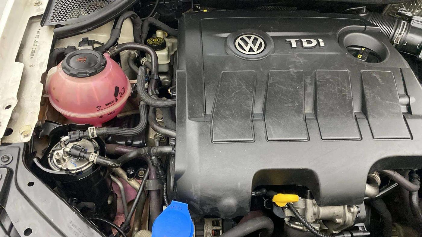 2014 Volkswagen Polo HIGHLINE1.5L, Diesel, Manual, 77,902 km, Engine View - Right