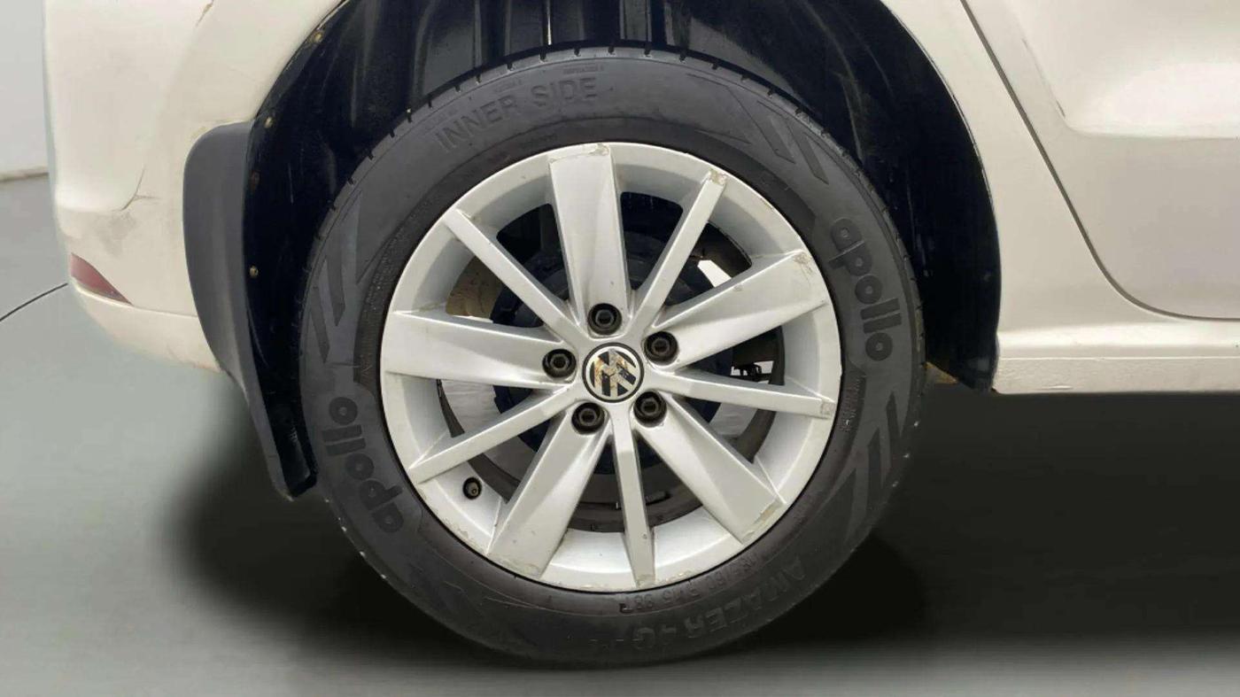2014 Volkswagen Polo HIGHLINE1.5L, Diesel, Manual, 77,902 km, Right Rear Wheel