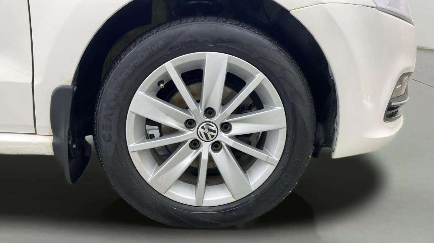 2014 Volkswagen Polo HIGHLINE1.5L, Diesel, Manual, 77,902 km, Right Front Wheel