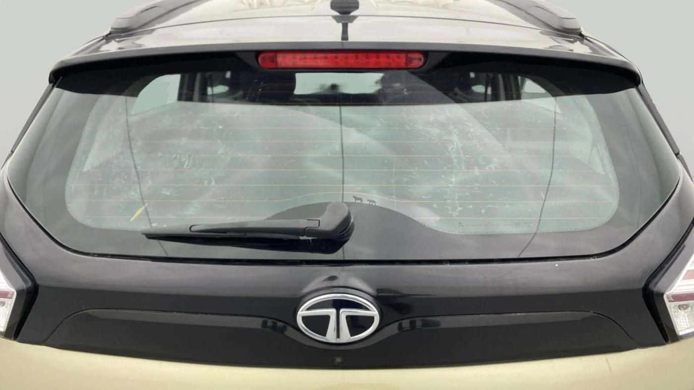 2022 Tata NEXON XZA PLUS (PREMIUM) KAZIRANGA PETROL, Petrol, Automatic, 24,250 km, Rear Windshield