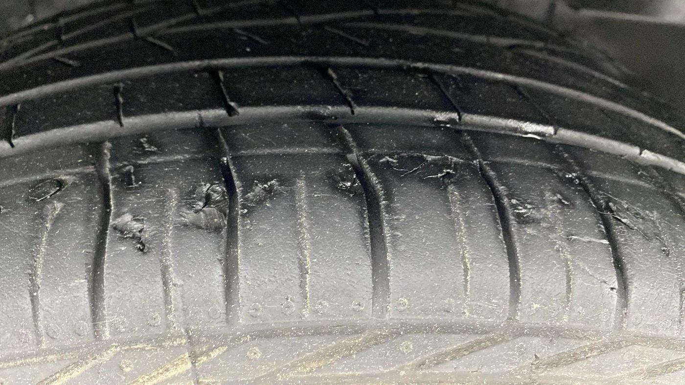 2022 Tata NEXON XZA PLUS (PREMIUM) KAZIRANGA PETROL, Petrol, Automatic, 24,250 km, Right Front Tyre Tread