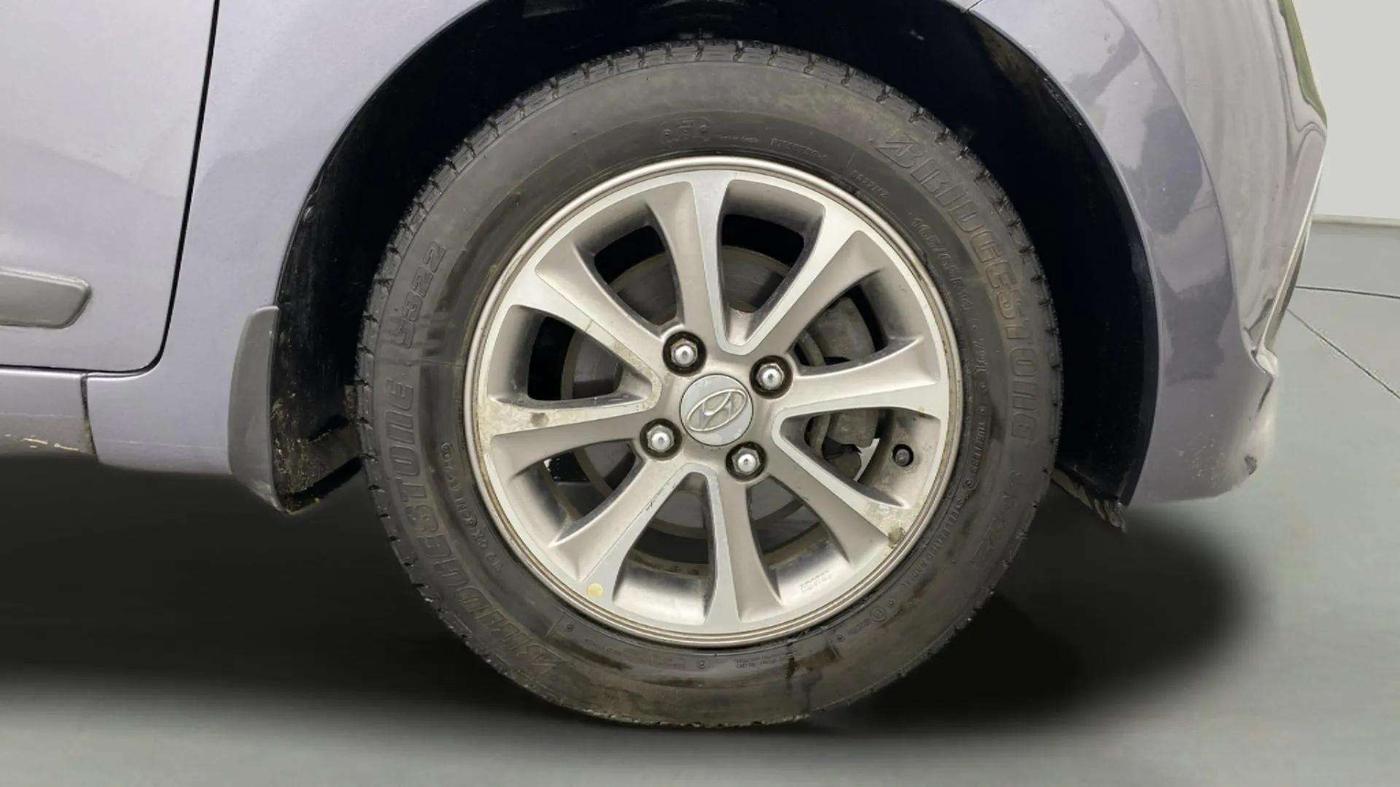 2016 Hyundai Grand i10 ASTA (O) AT 1.2 KAPPA VTVT, Petrol, Automatic, 43,972 km, Right Front Wheel