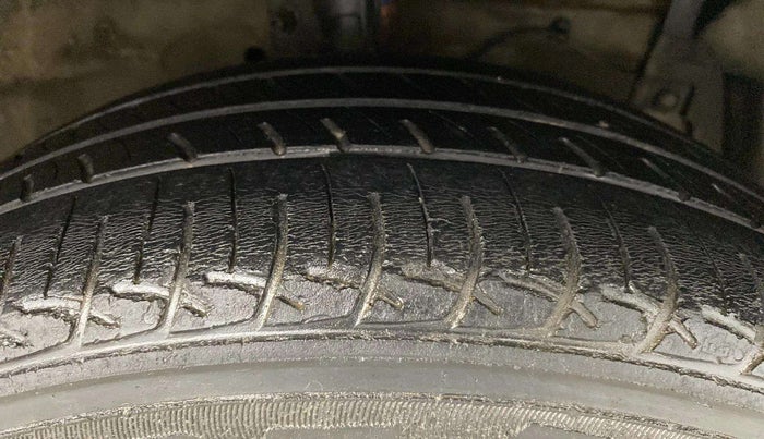 2015 Maruti Ciaz VXI+, Petrol, Manual, 99,434 km, Right Front Tyre Tread