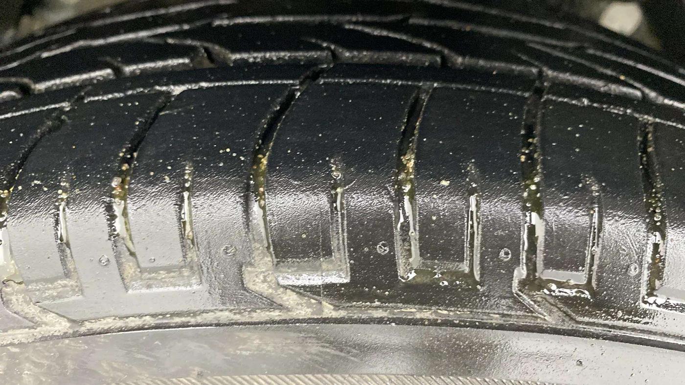 2022 Mahindra XUV300 W6 1.2 PETROL AMT, Petrol, Automatic, 14,316 km, Left Front Tyre Tread