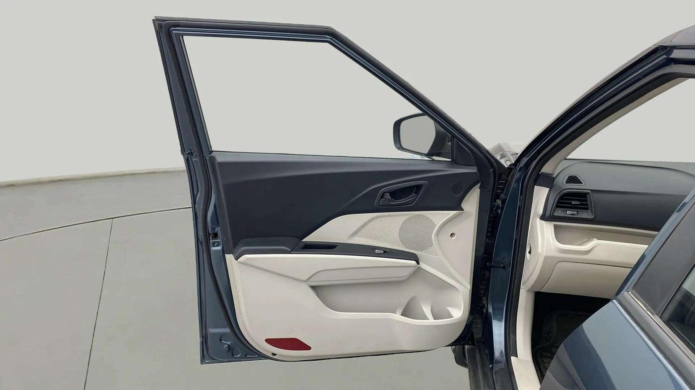 2022 Mahindra XUV300 W6 1.2 PETROL AMT, Petrol, Automatic, 14,316 km, LHS Front Door