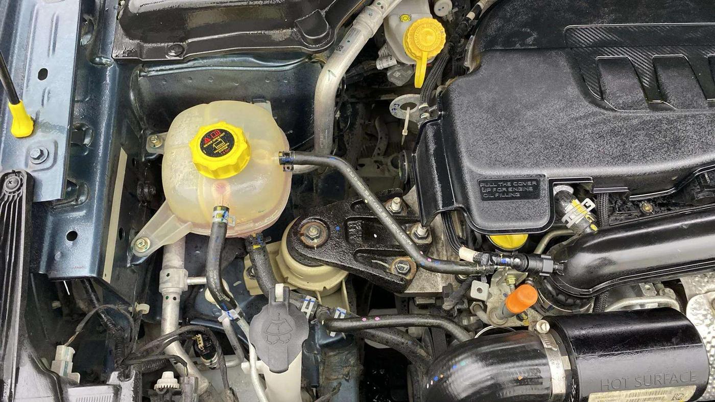 2022 Mahindra XUV300 W6 1.2 PETROL AMT, Petrol, Automatic, 14,316 km, Engine View - Right