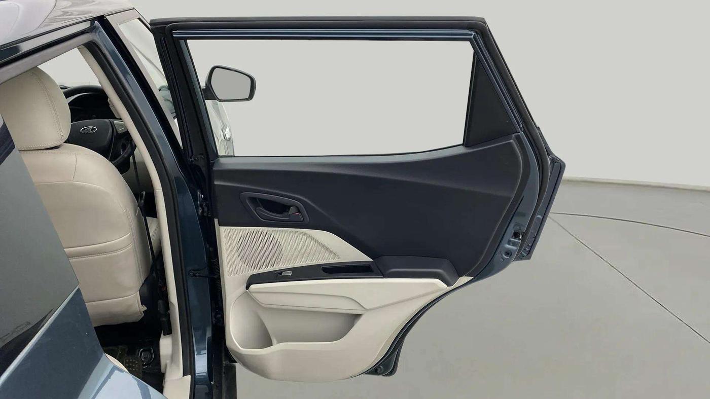 2022 Mahindra XUV300 W6 1.2 PETROL AMT, Petrol, Automatic, 14,316 km, RHS Rear Door