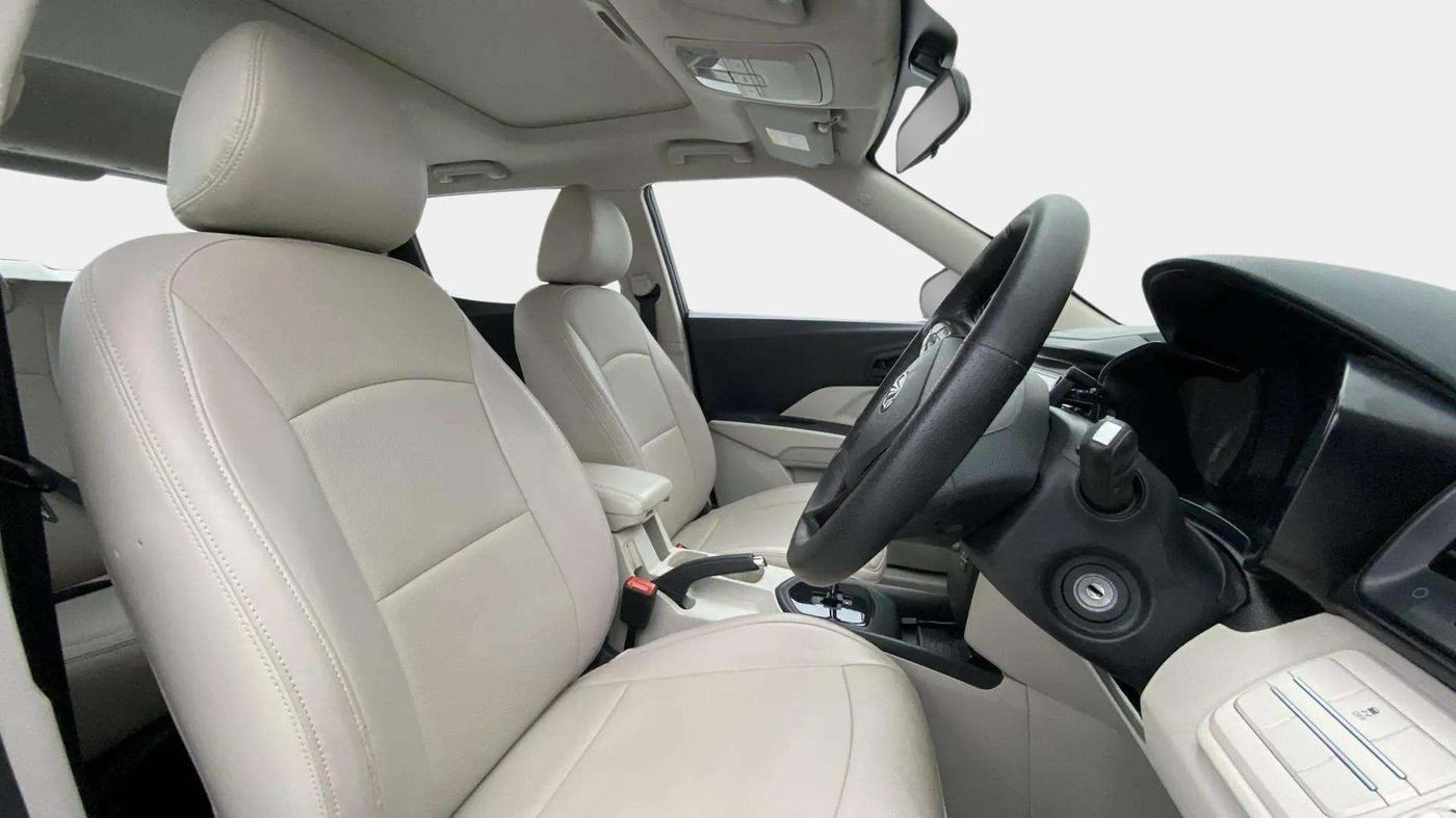 2022 Mahindra XUV300 W6 1.2 PETROL AMT, Petrol, Automatic, 14,316 km, Right Side Front Door Cabin