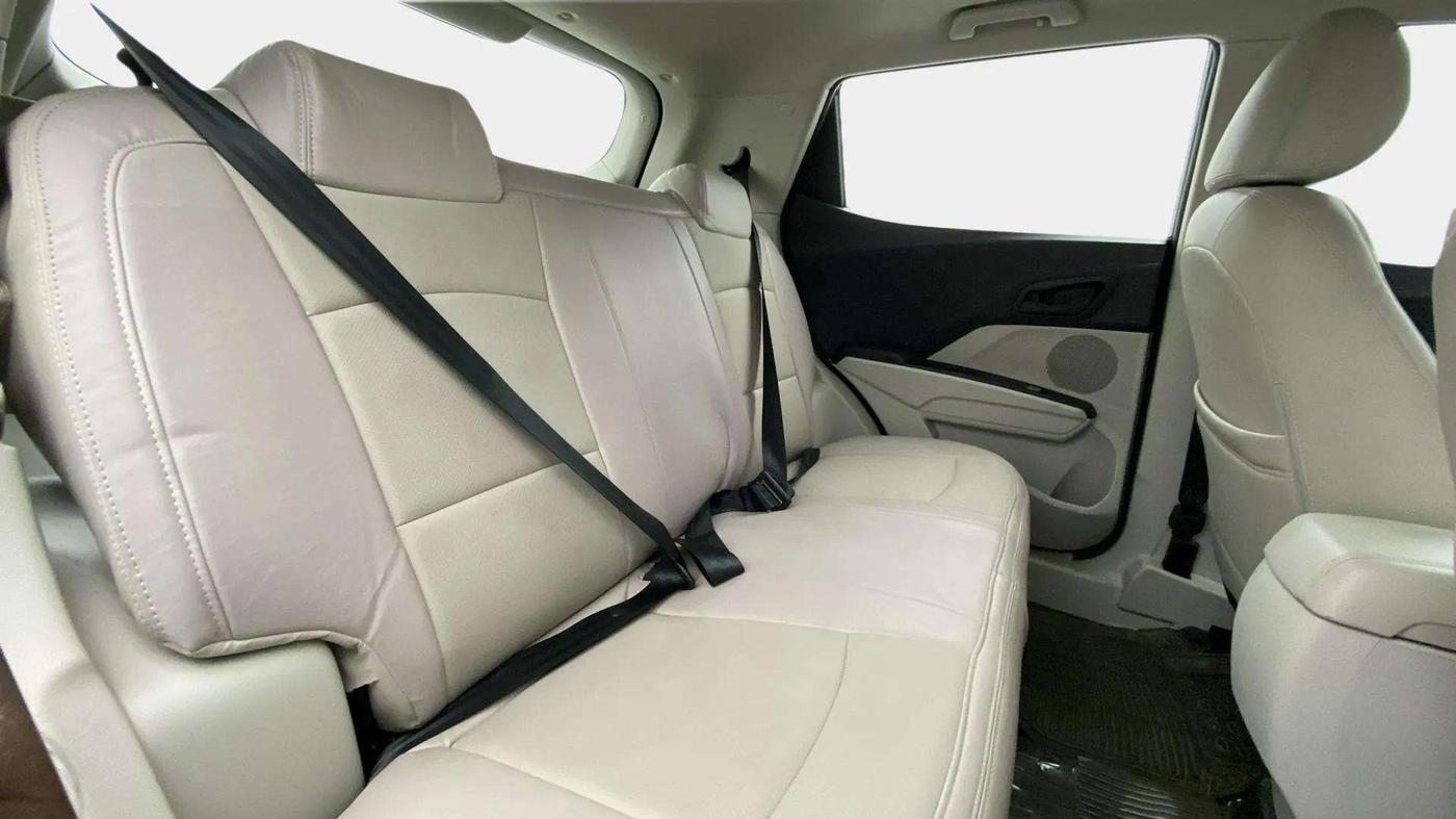 2022 Mahindra XUV300 W6 1.2 PETROL AMT, Petrol, Automatic, 14,316 km, Right Side Rear Door Cabin
