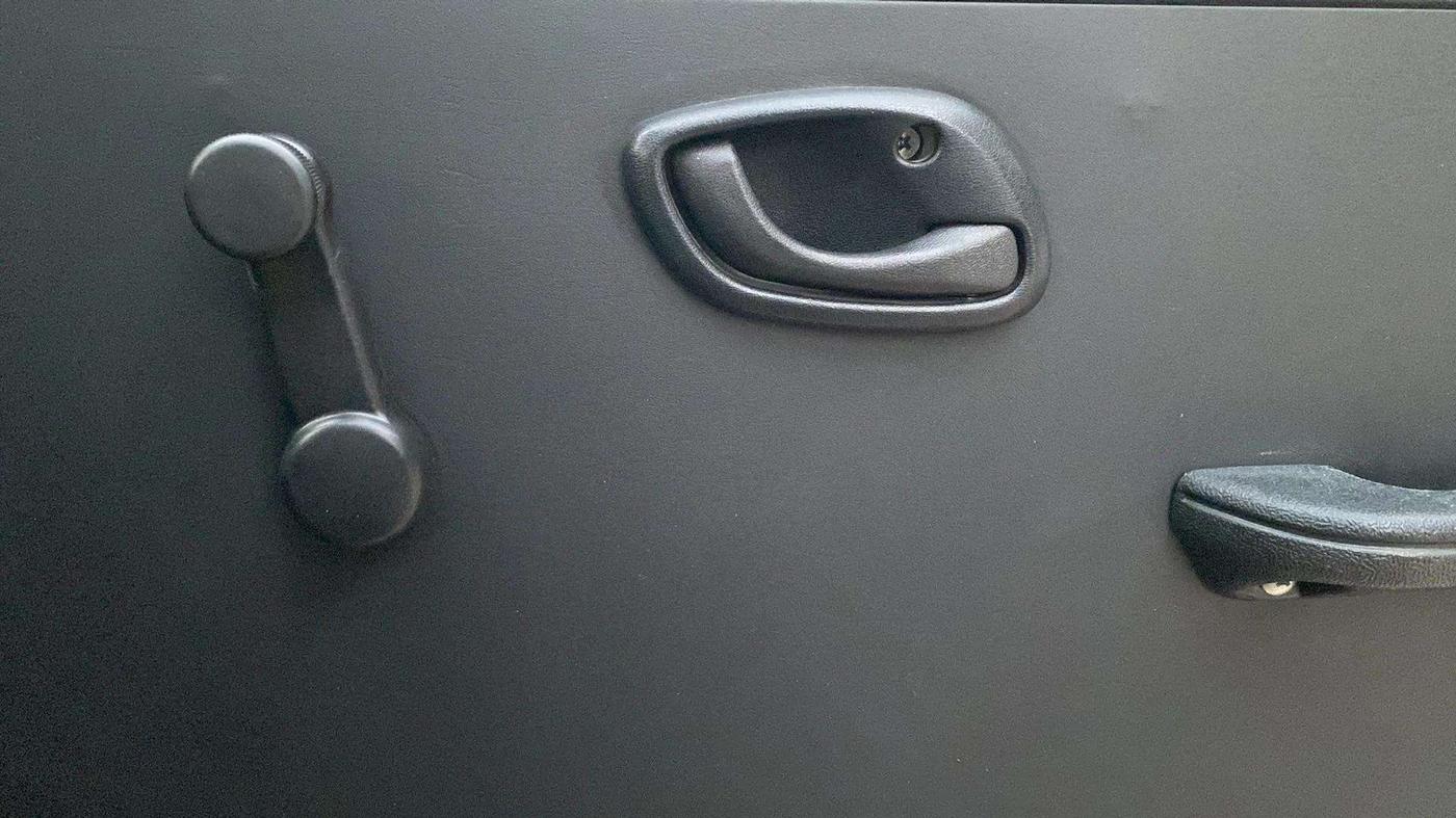2023 Maruti Eeco 7 STR STD 1.2, CNG, Manual, 18,913 km, Driver Side Door Panels Control
