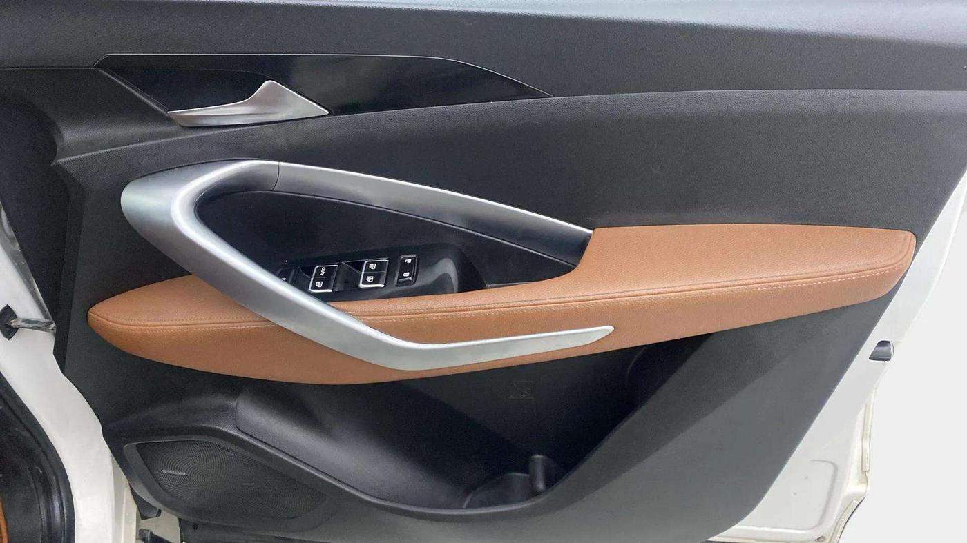2020 MG HECTOR PLUS SHARP 1.5 PETROL TURBO DCT 6-STR, Petrol, Automatic, 76,179 km, Driver Side Door Panels Control