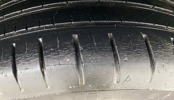 2016 Maruti Ciaz ZXI+ AT, Petrol, Automatic, 40,229 km, Right Front Tyre Tread