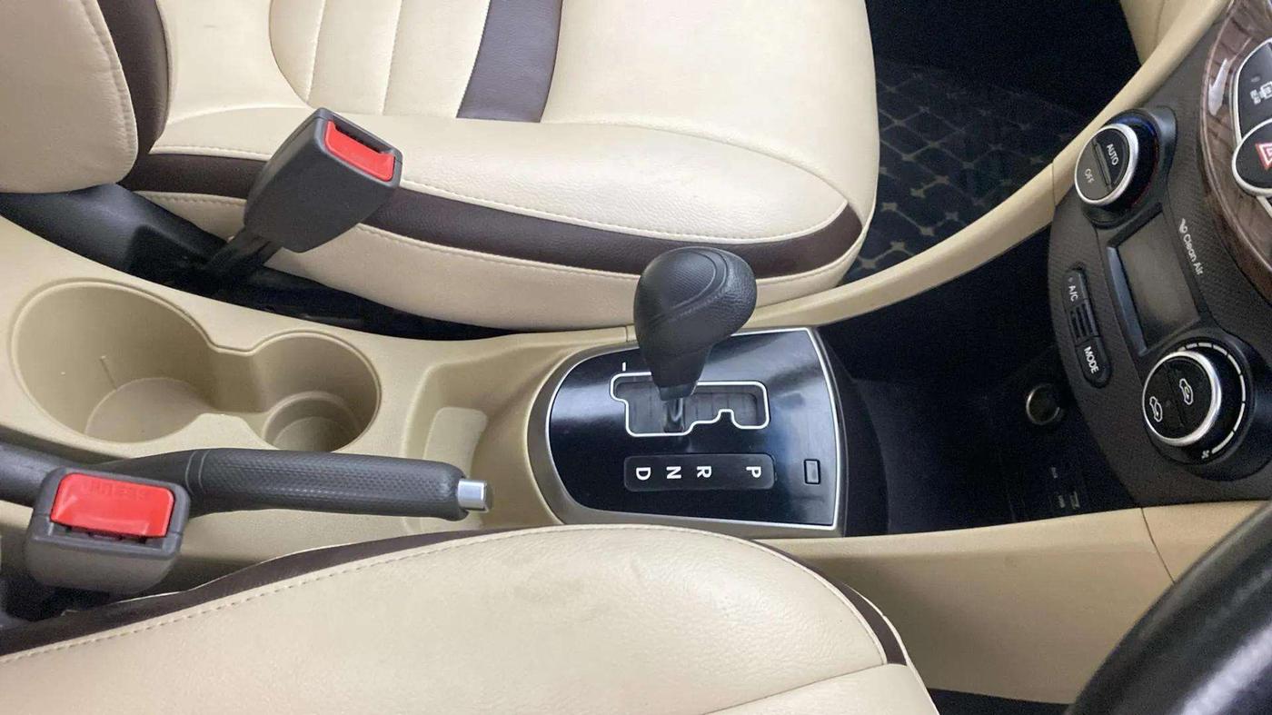 2017 Hyundai Verna 1.6 VTVT SX AT, Petrol, Automatic, 47,876 km, Gear Lever