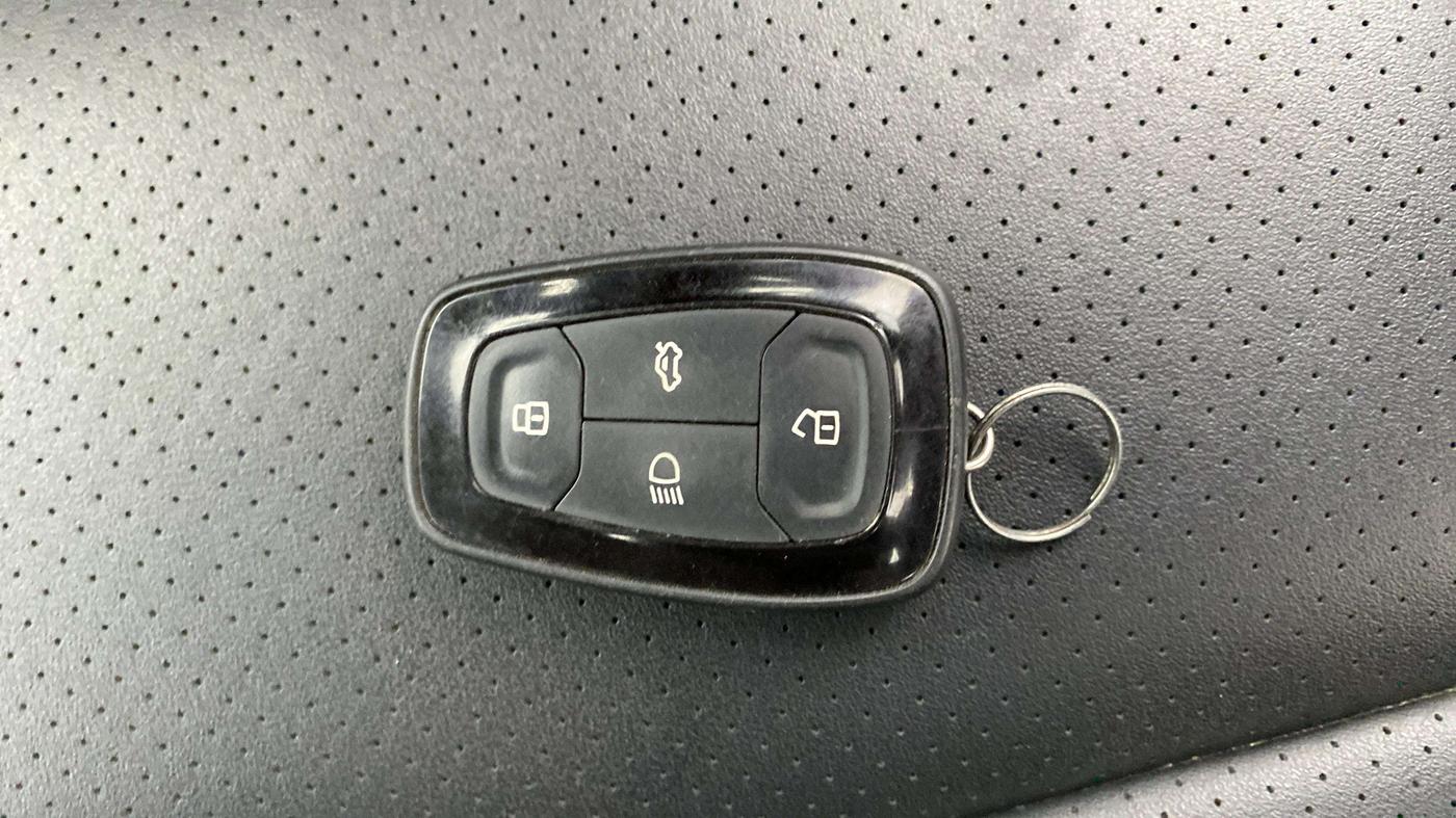 2022 Tata ALTROZ XZ PLUS PETROL, Petrol, Manual, 17,953 km, Key Close Up