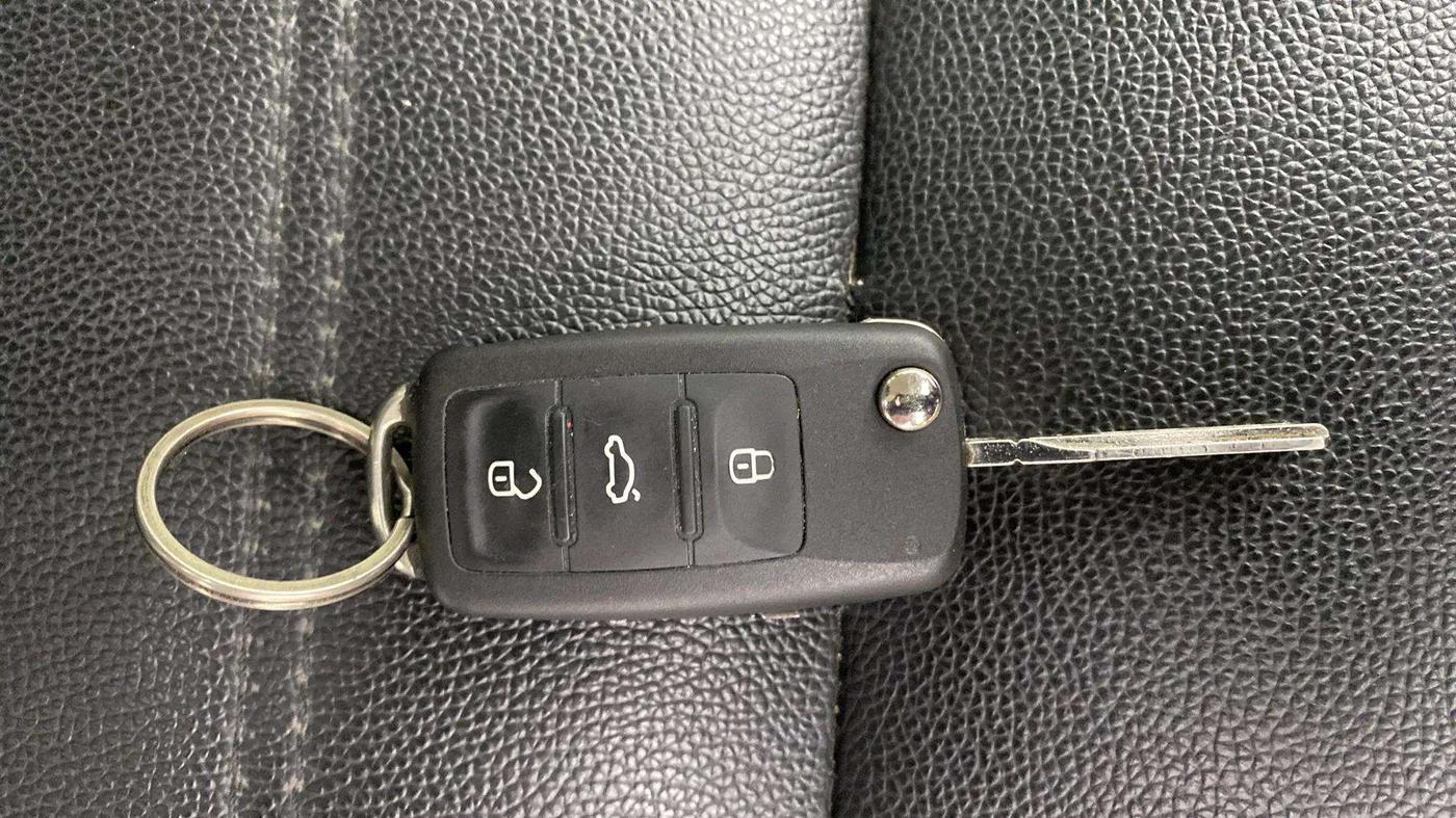 2018 Volkswagen Ameo HIGHLINE PLUS 1.0L 16 ALLOY, Petrol, Manual, 63,911 km, Key Close Up