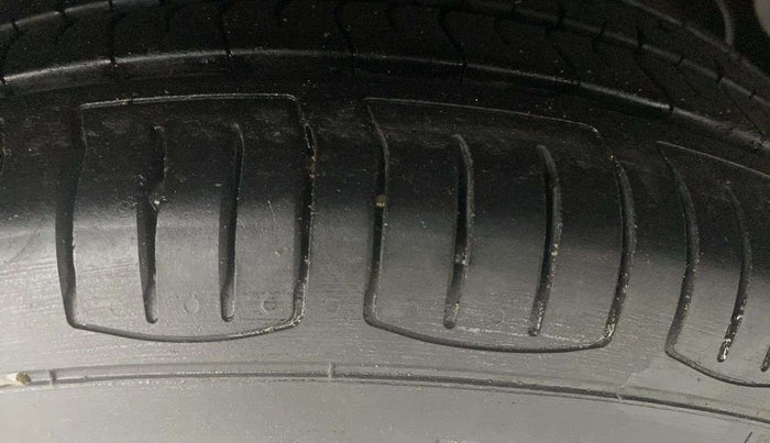 2016 Honda Brio VX MT, Petrol, Manual, 89,877 km, Right Rear Tyre Tread