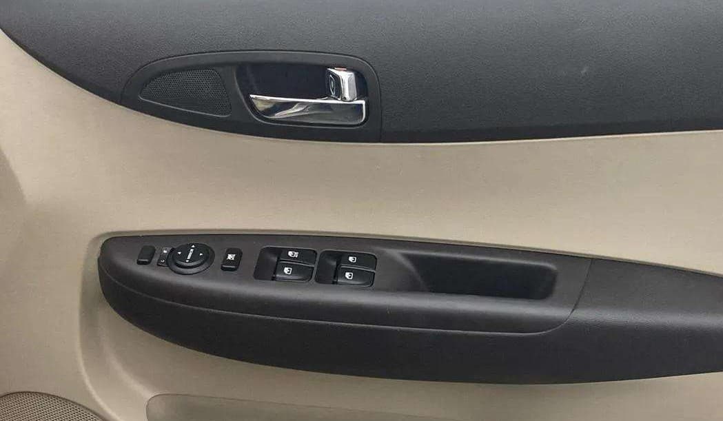 2014 Hyundai i20 SPORTZ 1.2, Petrol, Manual, 22,794 km, Driver Side Door Panels Control