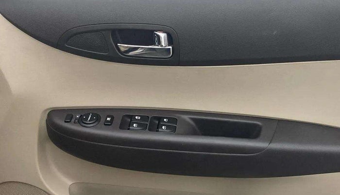2014 Hyundai i20 SPORTZ 1.2, Petrol, Manual, 22,794 km, Driver Side Door Panels Control