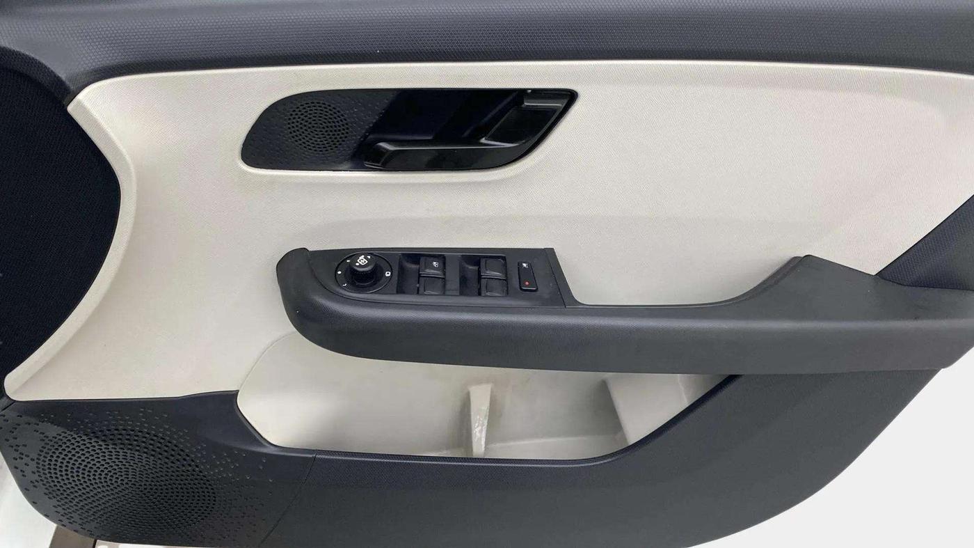 2022 Tata ALTROZ XT PETROL, Petrol, Manual, 23,334 km, Driver Side Door Panels Control
