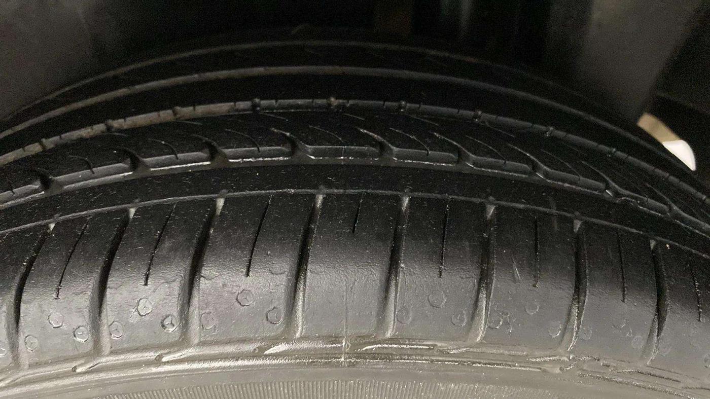 2015 Maruti Ciaz ZXI+, Petrol, Manual, 72,198 km, Left Rear Tyre Tread