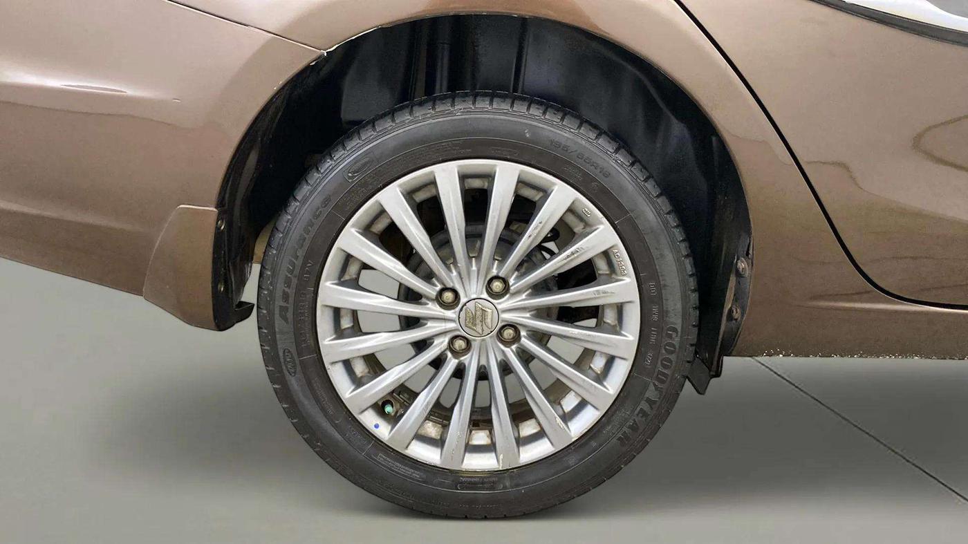 2015 Maruti Ciaz ZXI+, Petrol, Manual, 72,198 km, Right Rear Wheel