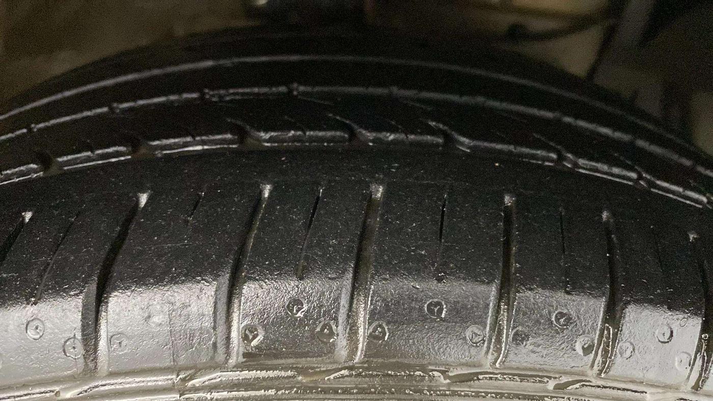 2015 Maruti Ciaz ZXI+, Petrol, Manual, 72,198 km, Right Front Tyre Tread