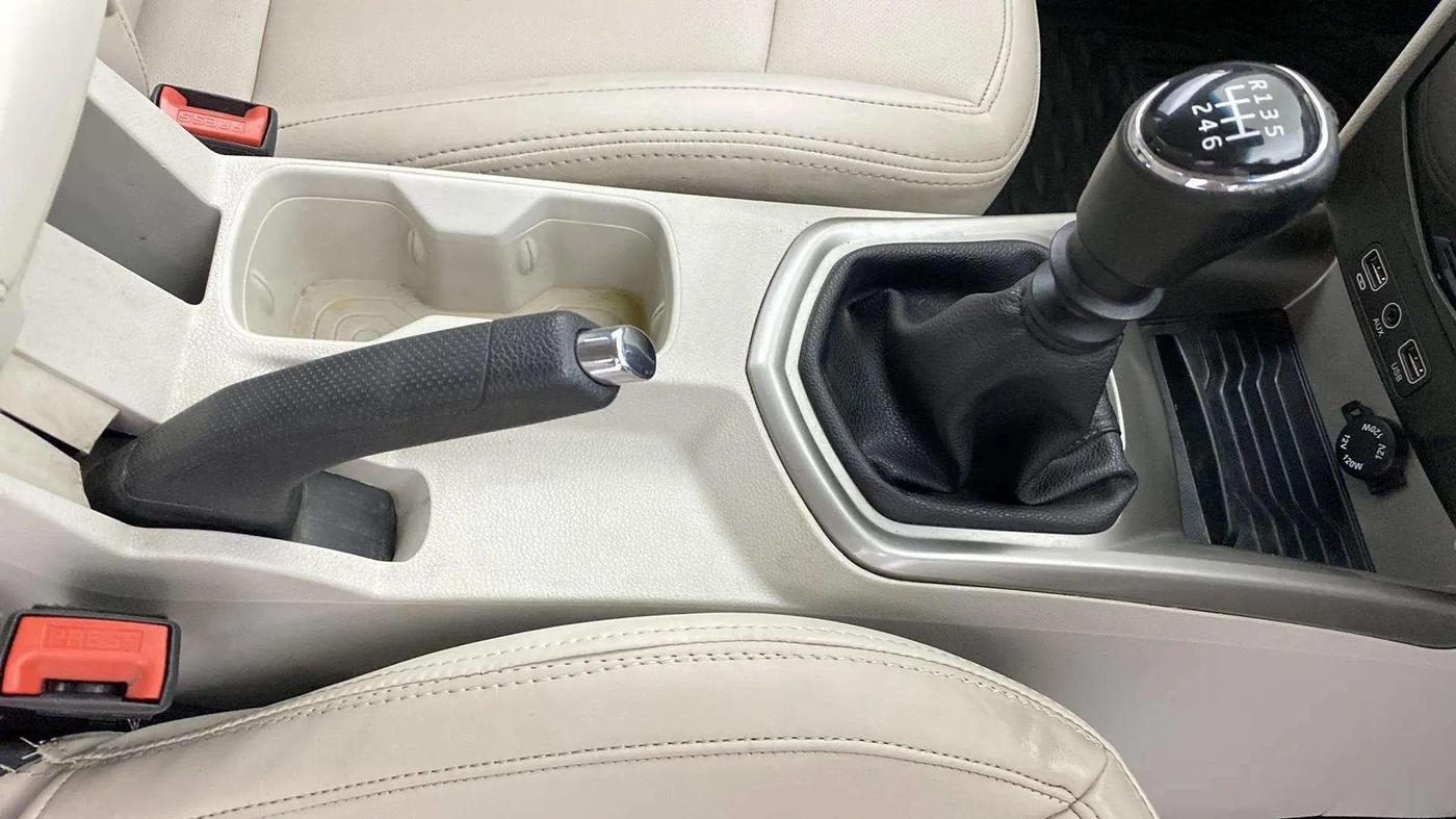 2020 Mahindra XUV300 W8 1.2 PETROL, Petrol, Manual, 33,830 km, Gear Lever