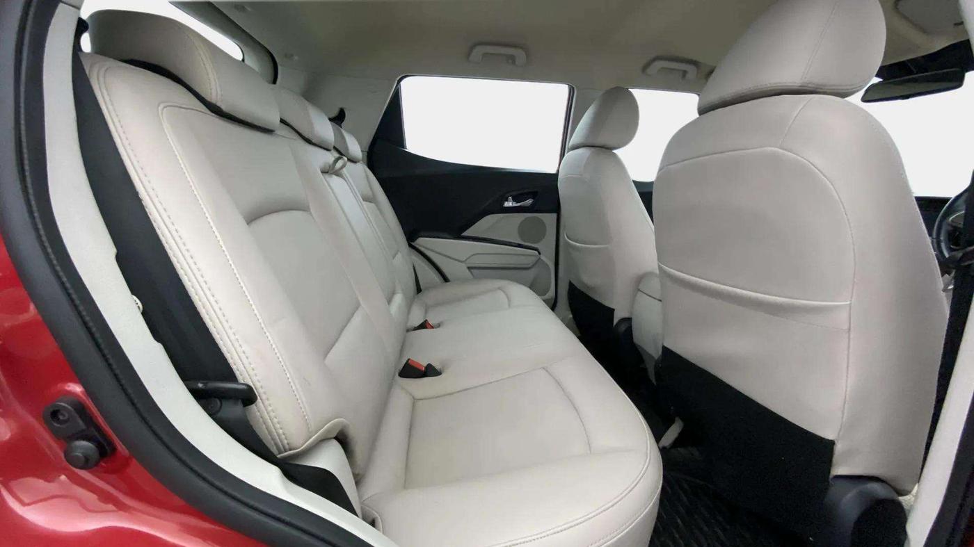2020 Mahindra XUV300 W8 1.2 PETROL, Petrol, Manual, 33,830 km, Right Side Rear Door Cabin