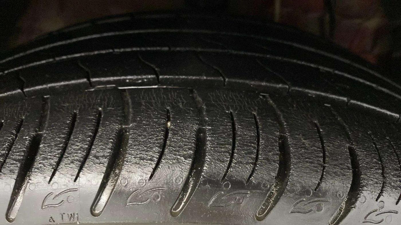 2020 Mahindra XUV300 W8 1.2 PETROL, Petrol, Manual, 33,830 km, Right Front Tyre Tread