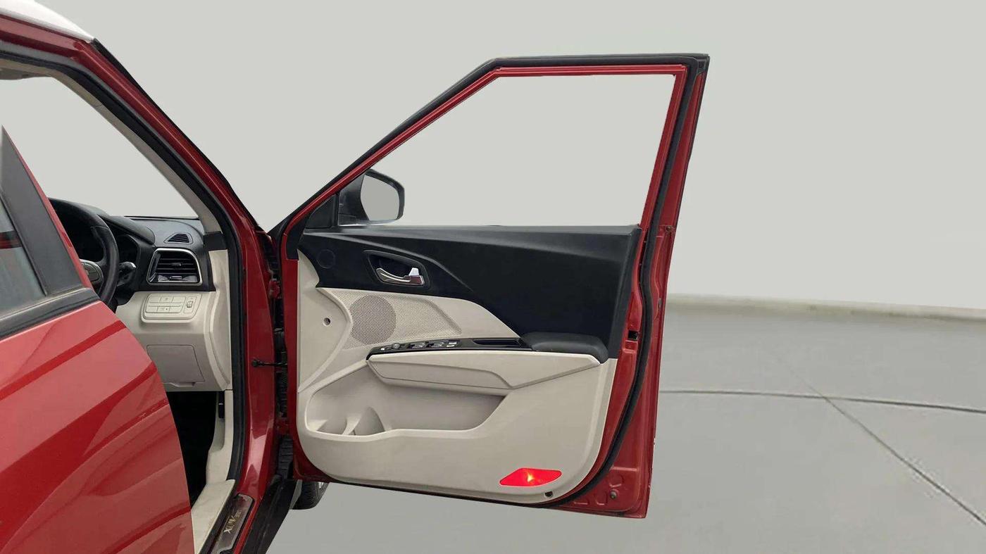 2020 Mahindra XUV300 W8 1.2 PETROL, Petrol, Manual, 33,830 km, RHS Front Door