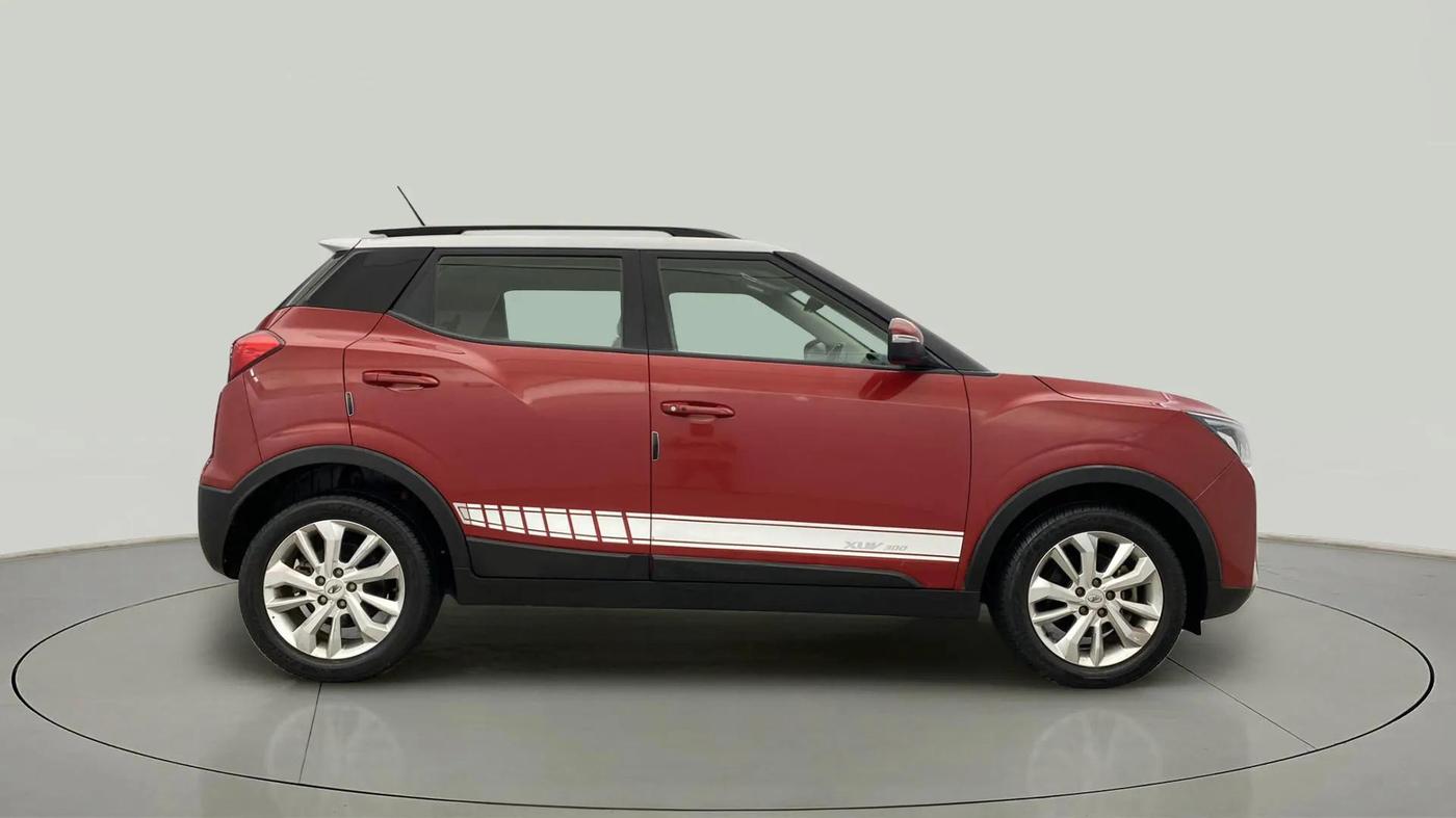 2020 Mahindra XUV300 W8 1.2 PETROL, Petrol, Manual, 33,830 km, Right Side View
