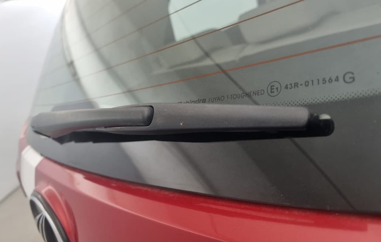 2020 Mahindra XUV300 W8 1.2 PETROL, Petrol, Manual, 33,830 km, Rear Wiper