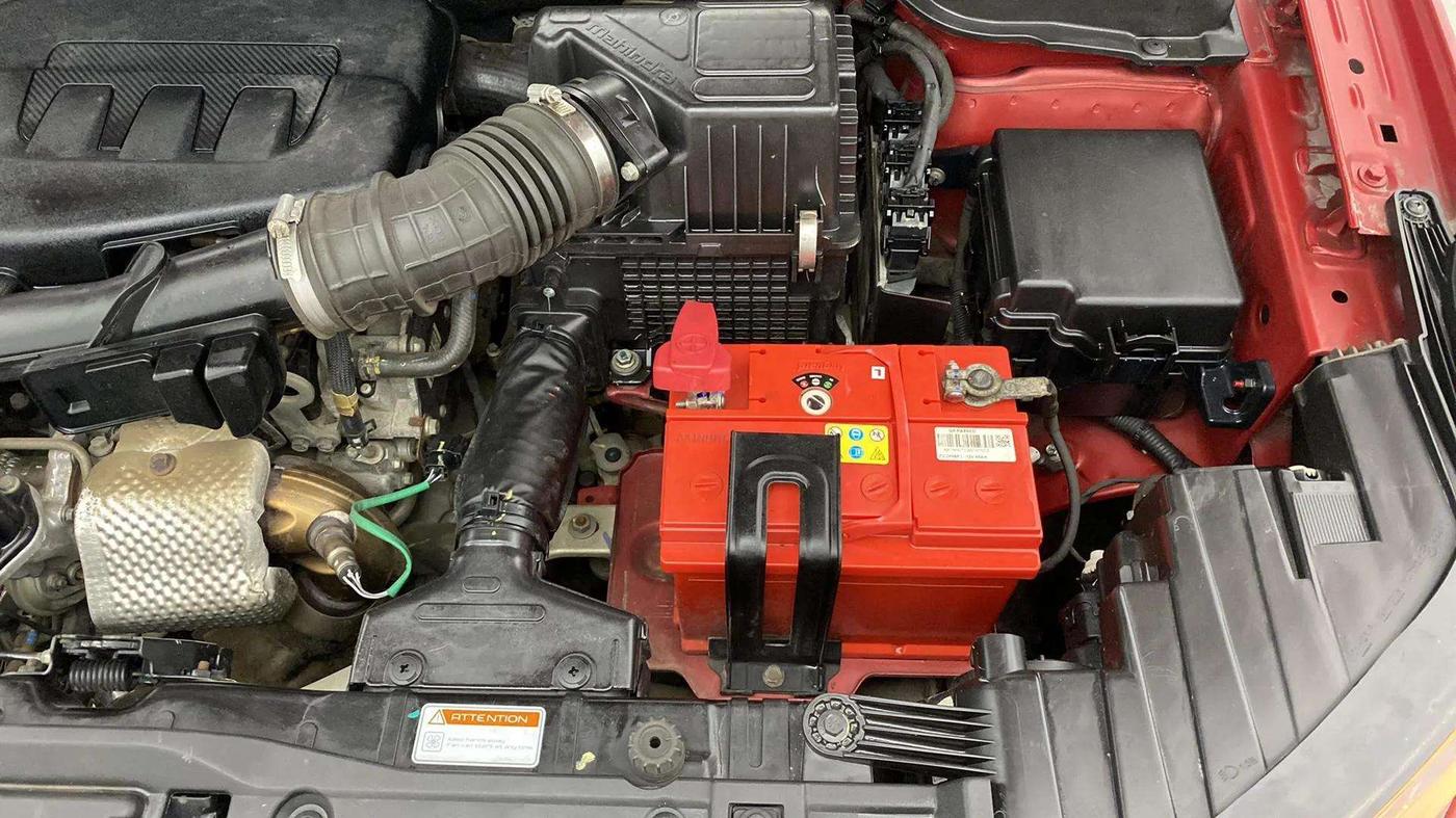 2020 Mahindra XUV300 W8 1.2 PETROL, Petrol, Manual, 33,830 km, Engine View - Left