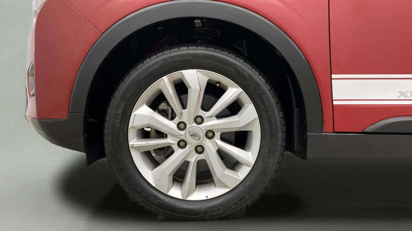 2020 Mahindra XUV300 W8 1.2 PETROL, Petrol, Manual, 33,830 km, Left Front Wheel