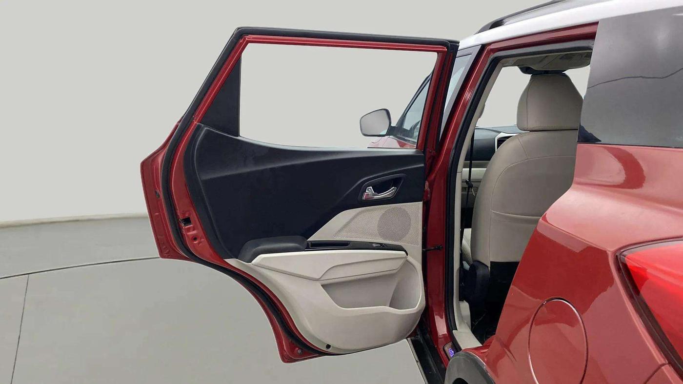 2020 Mahindra XUV300 W8 1.2 PETROL, Petrol, Manual, 33,830 km, LHS Rear Door